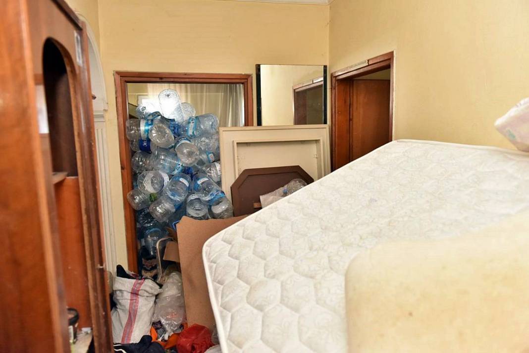 Kamyonlar yetmedi: Çöp partisi sona erdi! Apartmandan çıkanlar hayrete düşürdü 10